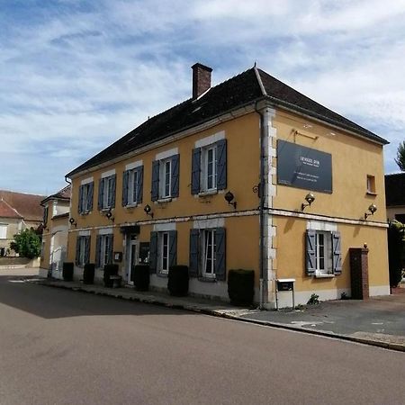 Logis Hotel & Restaurant Le Soleil D'Or Montigny-la-Resle Exteriör bild