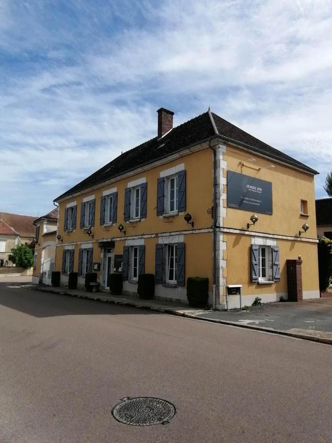 Logis Hotel & Restaurant Le Soleil D'Or Montigny-la-Resle Exteriör bild