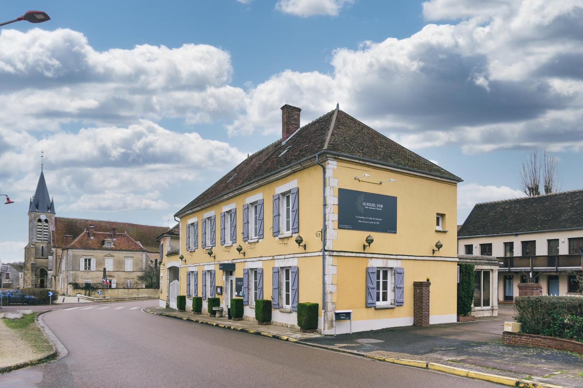 Logis Hotel & Restaurant Le Soleil D'Or Montigny-la-Resle Exteriör bild
