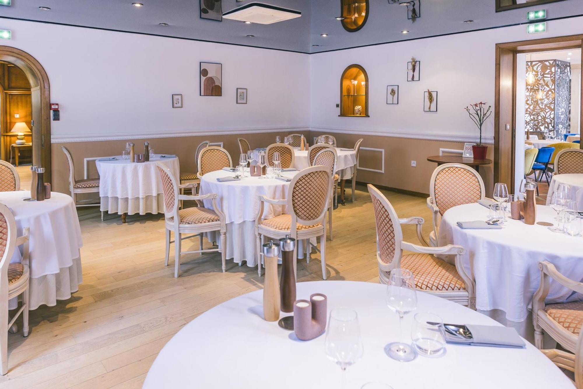 Logis Hotel & Restaurant Le Soleil D'Or Montigny-la-Resle Exteriör bild