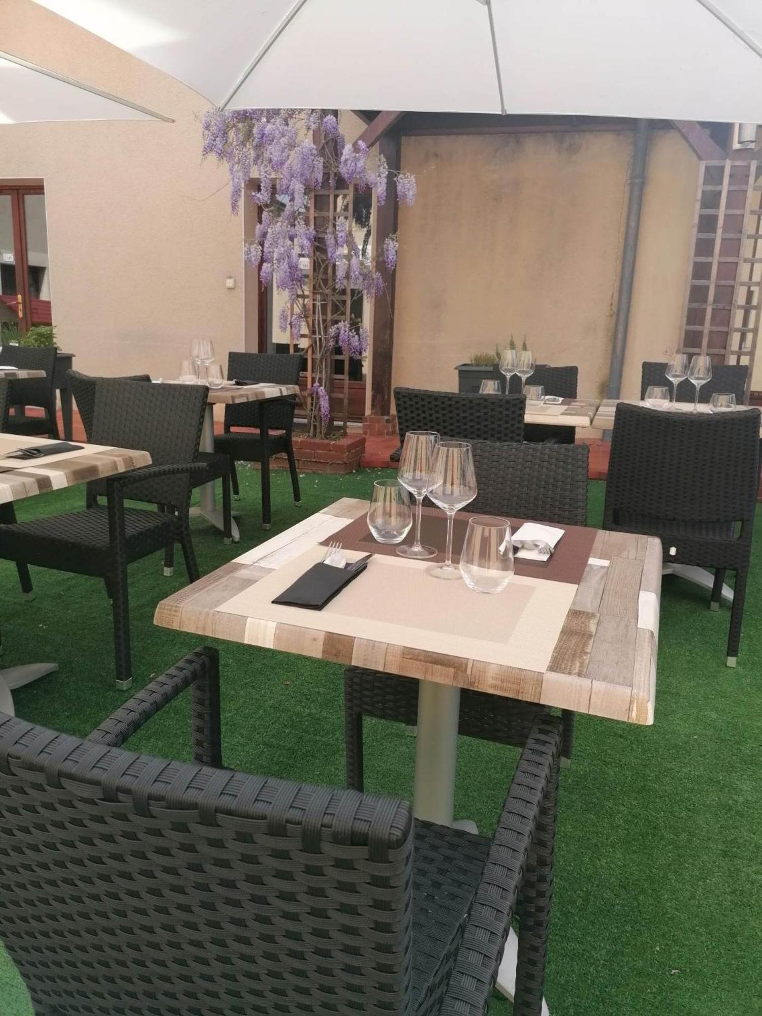 Logis Hotel & Restaurant Le Soleil D'Or Montigny-la-Resle Exteriör bild